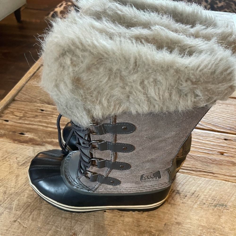 Sorel girls size 4.  Barely worn!!